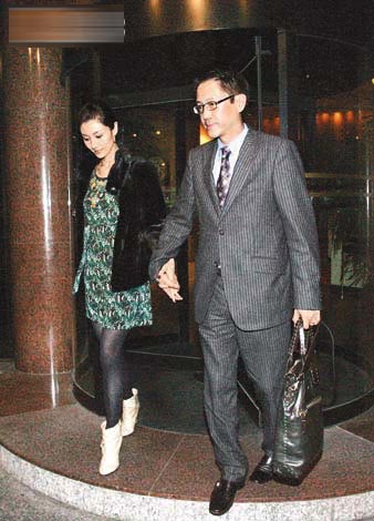 李嘉欣许晋亨外出秀恩爱 小肚微凸似怀孕