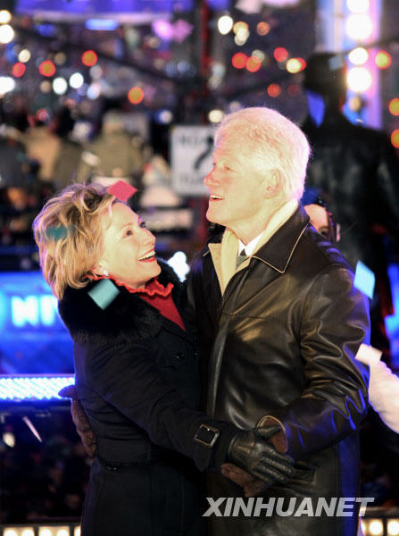 2009年1月1日，美國前總統克林頓（右）與夫人希拉裏在紐約時報廣場攜手跳舞。他們兩人在2009年到來前1分鐘與紐約市長布隆伯格等人共同按下新年倒計時水晶球，與在場的逾百萬民眾歡慶2009年的到來。