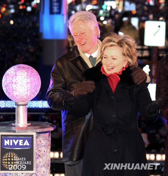 2009年1月1日，美國前總統克林頓（左）與夫人希拉裏在紐約時報廣場參加迎新年活動。他們兩人在2009年到來前1分鐘與紐約市長布隆伯格等人共同按下新年倒計時水晶球，與在場的逾百萬民眾歡慶2009年的到來。