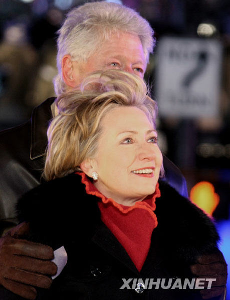 2009年1月1日，美國前總統克林頓（後）與夫人希拉裏在紐約時報廣場參加迎新年活動。他們兩人在2009年到來前1分鐘與紐約市長布隆伯格等人共同按下新年倒計時水晶球，與在場的逾百萬民眾歡慶2009年的到來。