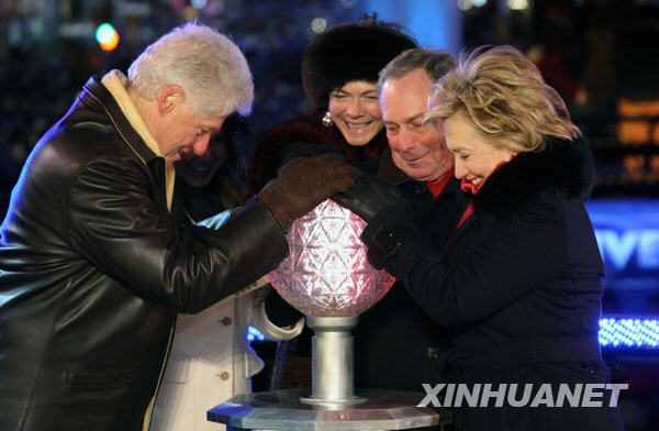 2008年12月31日，美國前總統克林頓（左一）與夫人希拉裏（右一）在紐約時報廣場參加迎新年活動。他們兩人在2009年到來前1分鐘與紐約市長布隆伯格（右二）等人共同按下新年倒計時水晶球，與在場的逾百萬民眾歡慶2009年的到來。