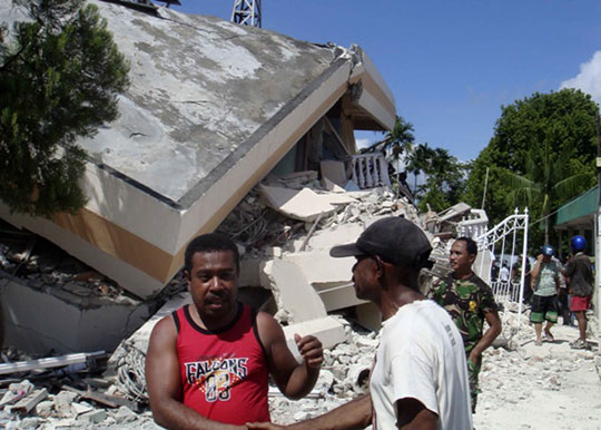 印尼巴布亞群島西部4日早晨發生兩次強震。當地官員表示，目前已造成至少4人死亡，27人受傷。死者包括一名10歲小女孩。