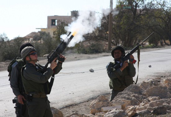 以色列士兵向参加抗议的巴勒斯坦人发射催泪弹