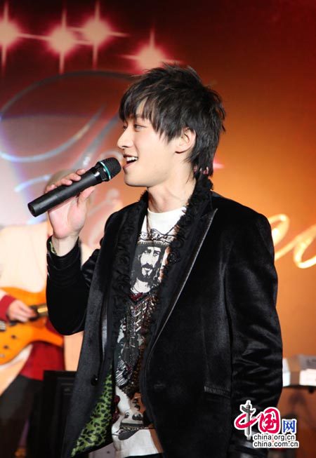 橙天艺人喜迎2009 唐嫣首度开嗓展现动人嗓音