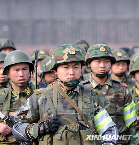 1月8日下午,全副武装的武警重庆总队某部战士整装待发