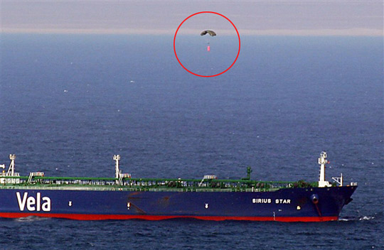美军拍下沙特油轮船主向海盗空降赎金[组图]