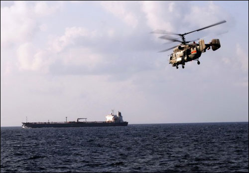 1月12日，在中国海军护航编队的亚丁湾护航行动中，一架舰载直升机在空中警戒。新华社发（钱晓虎摄） 