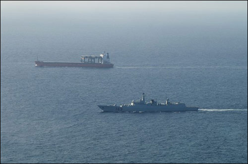 1月12日，在中国海军护航编队的亚丁湾护航行动中，“武汉”舰（右）在护航。新华社发（钱晓虎摄） 