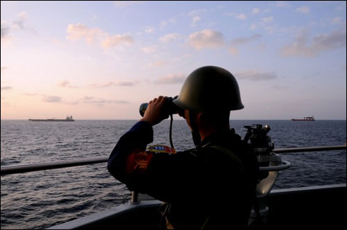 1月12日，在中國海軍護航編隊的亞丁灣護航行動中，一名戰士在“武漢”艦上執勤。新華社發（錢曉虎攝）