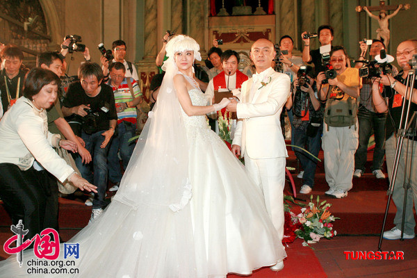 张卫健(Dicky)与张茜在菲律宾教堂举行婚礼