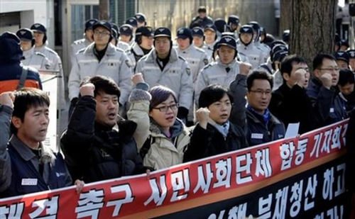 数十名双龙工会及一些市民团体成员围堵在中国大使馆门前示威