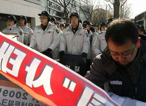数十名双龙工会及一些市民团体成员围堵在中国大使馆门前示威