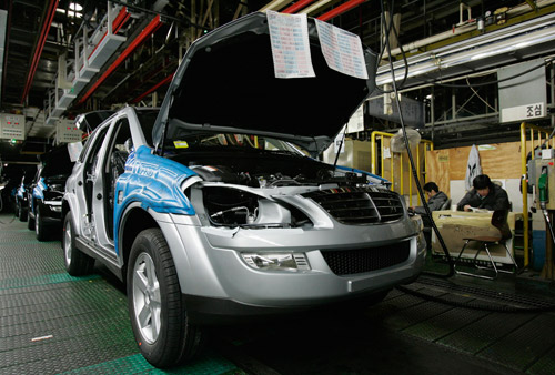 　　1月12日，位于平泽的双龙汽车工厂处于停工状态，双龙汽车的主力车型SUV系列，去年因国际油价上涨而出现严重亏损。