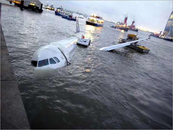 美国客机迫降水面 机上150多人全部获救