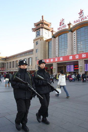 女特警在北京站执勤