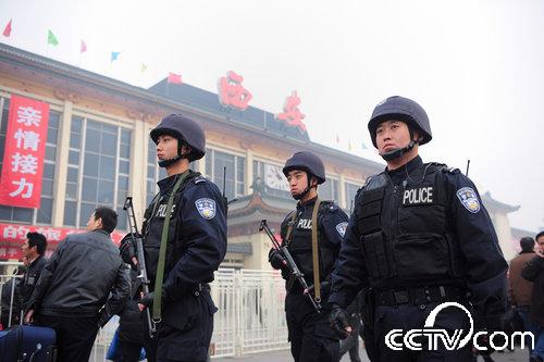 中国威猛特警反恐保春运[组图]