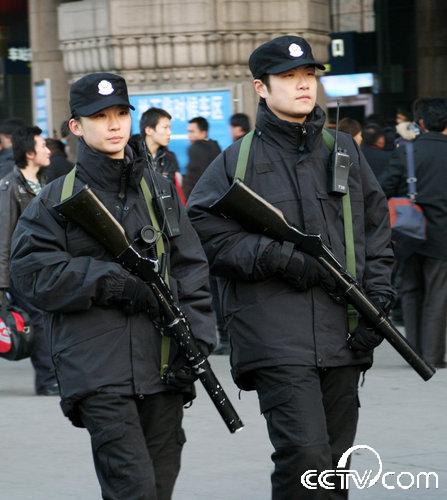 中国威猛特警反恐保春运[组图]