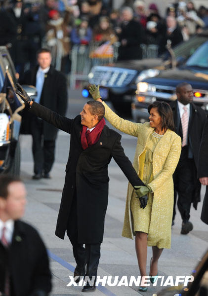 1月20日，在美国首都华盛顿，美国新任总统奥巴马和其夫人米歇尔在总统就职庆祝游行中向民众挥手致意。当日，美国新“第一夫人”选择黄色外套和连衣裙出席总统就职典礼，得到时尚人士大赞。时尚专业人士说，美国政界女性传统着装颜色是红、白和蓝，米歇尔选择黄色，别出心裁。在世界许多地方，黄色象征希望和乐观。 