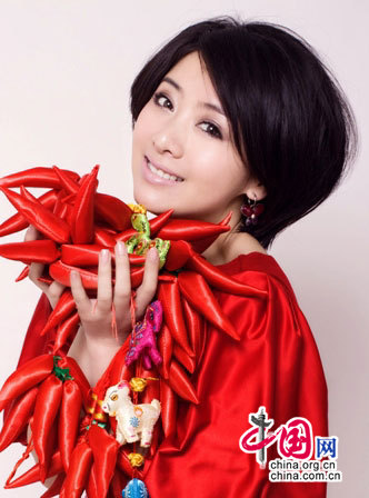 明星拜年：小李琳中国红贺岁 喜庆送福