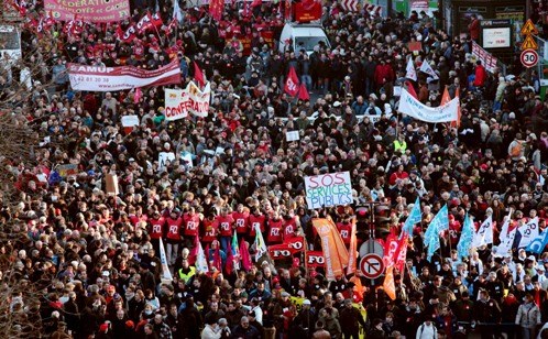 当地时间1月29日，法国爆发了金融危机以来模第一次大规模的罢工活动，上百万人走上街头，抗议萨科齐政府在处理金融危机中的无能表现。（中国新闻网）