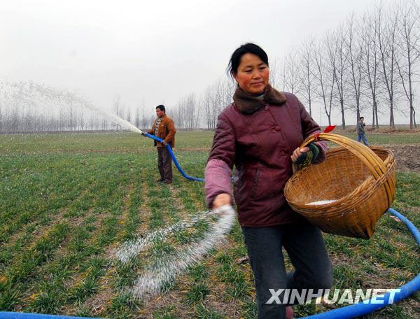 我國北方地區(qū)遭遇嚴(yán)重干旱 各地群眾全力抗旱[組圖]