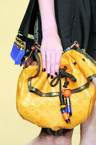 女人消费：09春夏时髦女首选'怪异'手袋