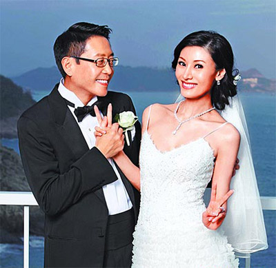 黎姿怀胎俩月开心秀10克拉巨钻