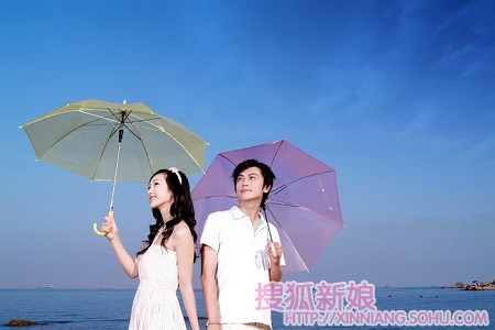 晒结婚照:海边外景 都说我很像周迅