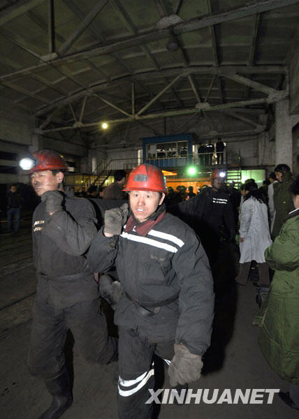 2月22日，救援人员抬出一具遇难者遗体。