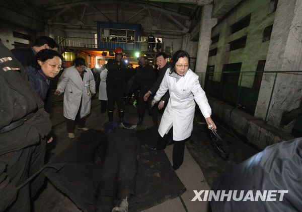 2月22日，医务人员在事故现场组织抢救。