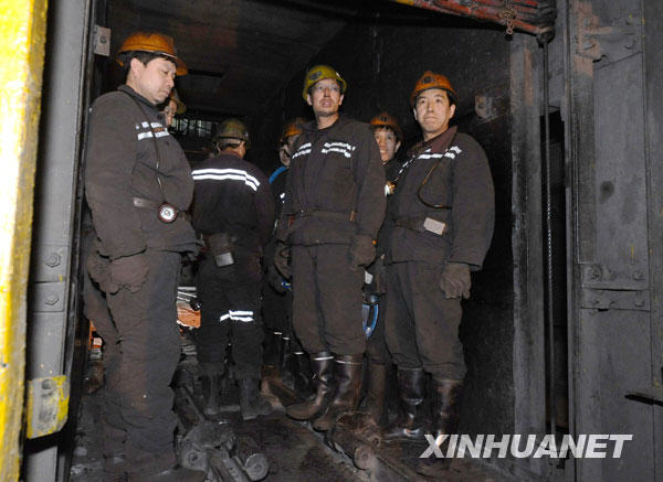 2月22日，救援人员准备下井搜救。