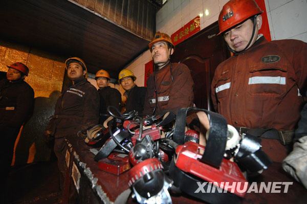 2月22日，救援人员在井口待命。