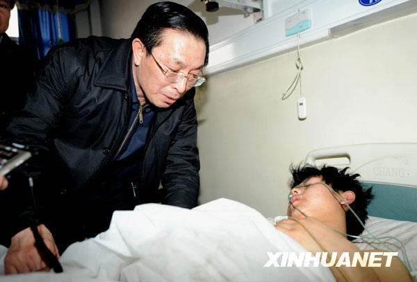 2月22日，安全监管总局局长骆琳在医院看望受伤的矿工。