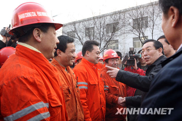 2月22日，安全监管总局局长骆琳（右二）在屯兰煤矿矿口与救援队员交谈。