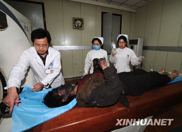  2月22日，在古交矿区总医院，医务人员正在为伤者做CT检查。