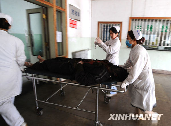 2月22日，在古交矿区总医院，医务人员正在抢救伤者。