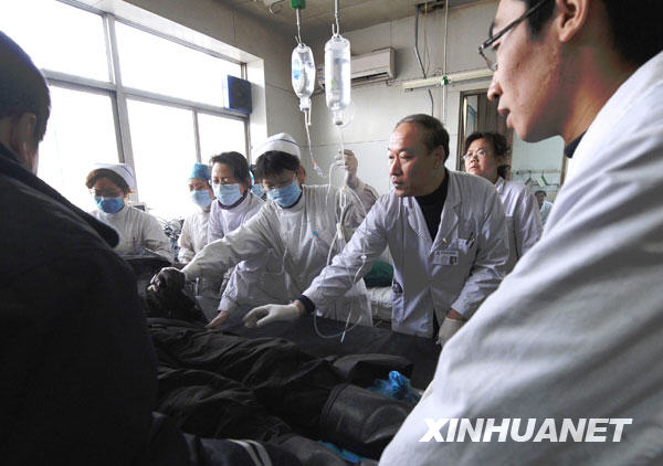 2月22日，在古交矿区总医院，医务人员正在抢救伤者。