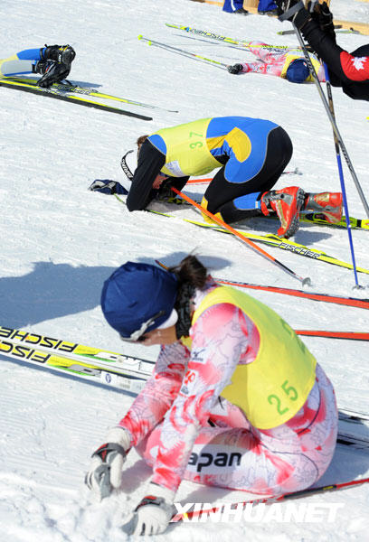 2月23日，结束越野滑雪女子无间断追逐赛的选手疲惫得纷纷倒地休息。当日，第24届世界大学生冬季运动会越野滑雪女子无间断追逐赛在亚布力滑雪场进行。