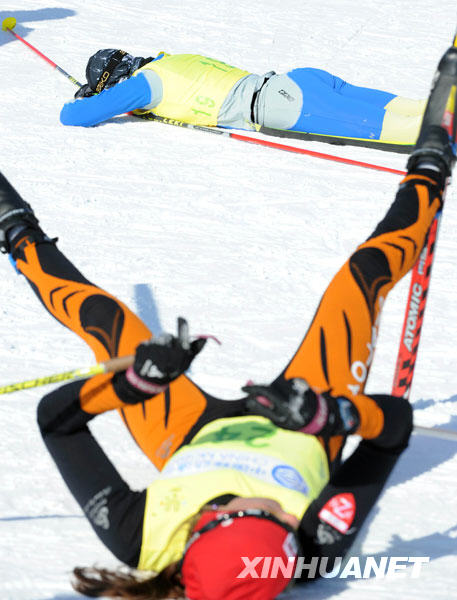  2月23日，结束越野滑雪女子无间断追逐赛的选手疲惫得纷纷倒地休息。当日，第24届世界大学生冬季运动会越野滑雪女子无间断追逐赛在亚布力滑雪场进行。