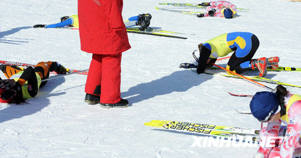  2月23日，结束越野滑雪女子无间断追逐赛的选手疲惫得纷纷倒地休息。当日，第24届世界大学生冬季运动会越野滑雪女子无间断追逐赛在亚布力滑雪场进行。