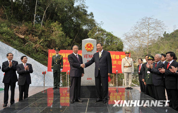 2月23日，国务委员戴秉国（左）和越南副总理兼外长范家谦在为1116号界碑揭幕后握手。