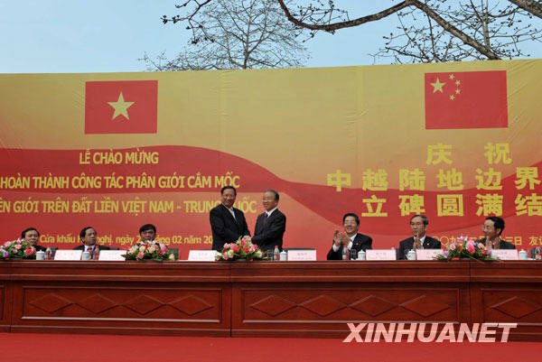 2月23日，国务委员戴秉国（右）和越南副总理兼外长范家谦在仪式上握手。