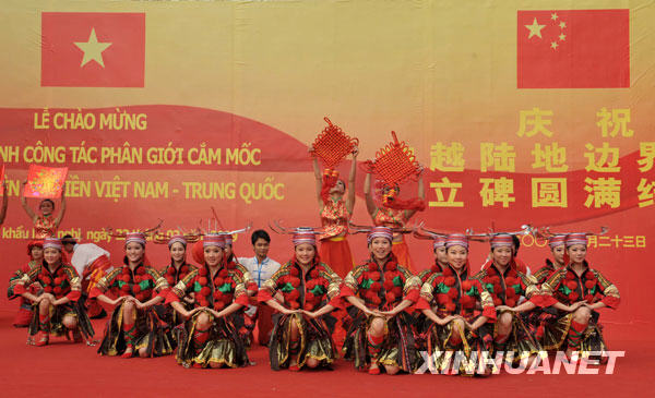 2月23日，中國演員在慶祝活動上表演節目。
