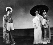 《白蛇传》袁雪芬饰白素贞、范瑞娟饰许仙、傅全香饰小青 1952年