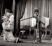 《三看御妹》吕瑞英饰刘金定、陈少春饰封加进、朱东韵饰演巧莲 1957年7月