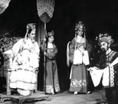 《则天皇帝》王文娟饰武媚（武则天）、徐玉兰饰狄仁杰