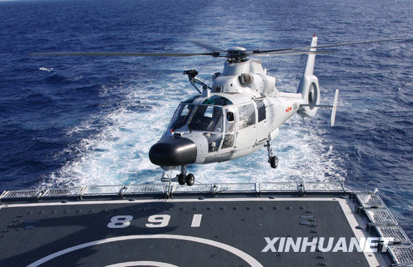 舰载直升机正在着向“广州”舰飞行甲板（2月23日摄）。