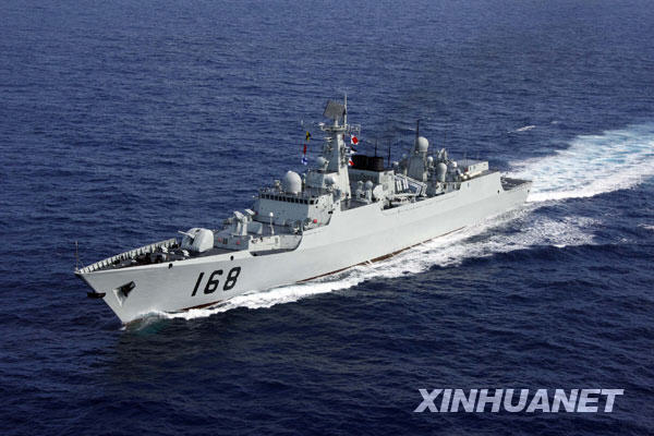 这是在直升机上拍摄的航行中的“广州”号导弹驱逐舰（2月23日摄）。