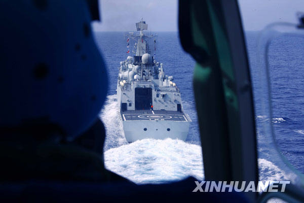 2月23日，赴巴基斯坦参加“和平－09”海上多国联合军事演习的中国海军“广州”号导弹驱逐舰，在南中国海海域进行了“直-九”型舰载直升机甲板起降训练。