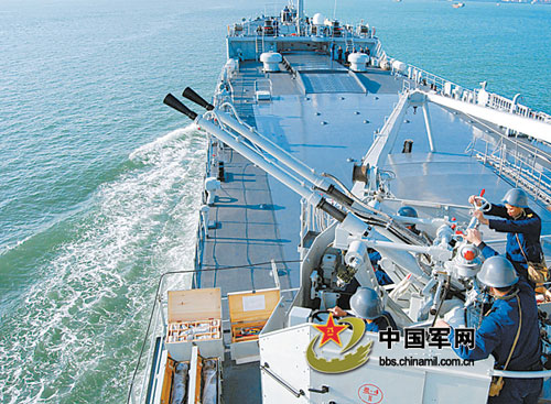 中国海军驱逐舰赴巴参演途中进行反海盗演练[组图]